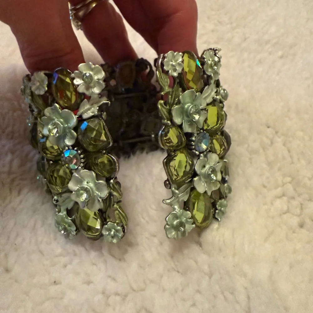 Elegant Floral Green Bracelet - Picture 2 of 3